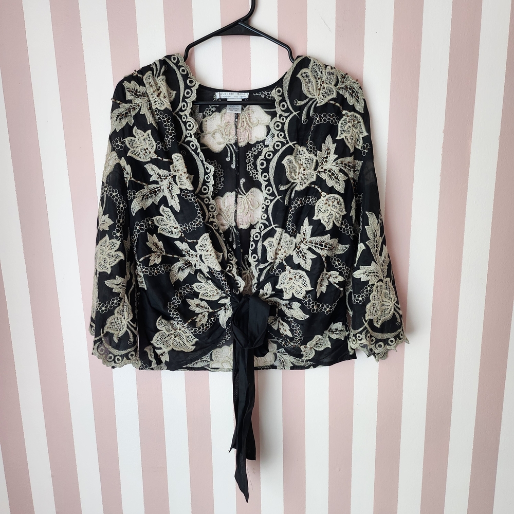 🏷Elegant Black and Cream Floral Lace Top